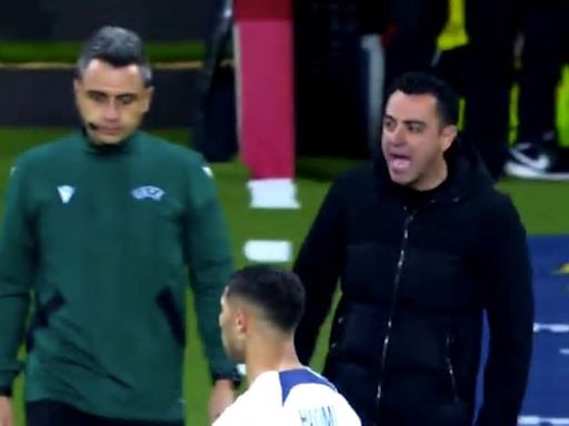 Xavi totalmente fuori controllo con l’arbitro di Barcellona-PSG: insulti e volgarità, ma aveva torto