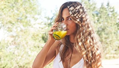 Elsa Pataky, Ariadne Artiles y Vicky Martín Berrocal beben agua con limón en ayunas, pero ¿realmente funciona?