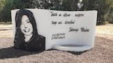 Homenaje a Solange Musse con un monolito en la ciudad donde se impidió a su padre seguir viaje para despedirse de ella