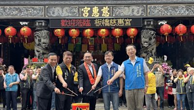 板橋慈惠宮媽祖遶境 侯友宜點燃起馬炮 (圖)