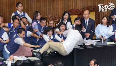 控遭4藍委暴力推落高台「害尾椎骨折」 郭國文要告了