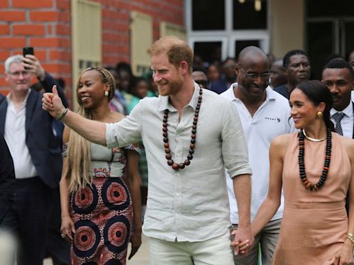 El príncipe Enrique y Meghan hablan de salud mental en su primera visita a Nigeria