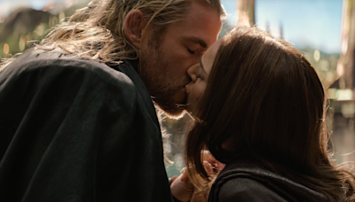 Natalie Portman Is Very Short. The Funny Story Behind How She Kissed Chris Hemsworth's Thor In The Marvel Movies