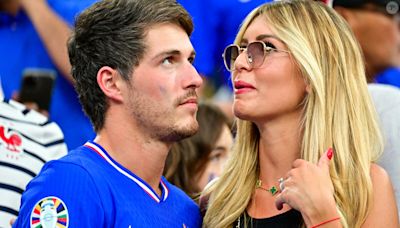 Quand Dylan roucoule avec Mathilde sous les yeux de sa mère Claude... Trio de supporters de choc derrière Didier Deschamps [PHOTOS]