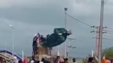 Vídeo: Manifestantes derrubam estátua de Chávez em protesto contra reeleição de Maduro na Venezuela