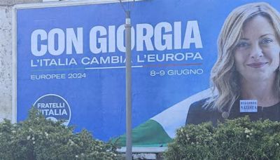 Giorgia Meloni, insulti sui manifesti elettorali della premier a Caserta: solidarietà e indagini