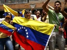Venezuela: la líder opositora Corina Machado arribó a los comicios en caravana y ante soldados que le negaron el saludo | Mundo