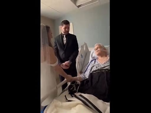 VIDEO Mujer se casó en hospital junto a la cama de su padre enfermo en NY