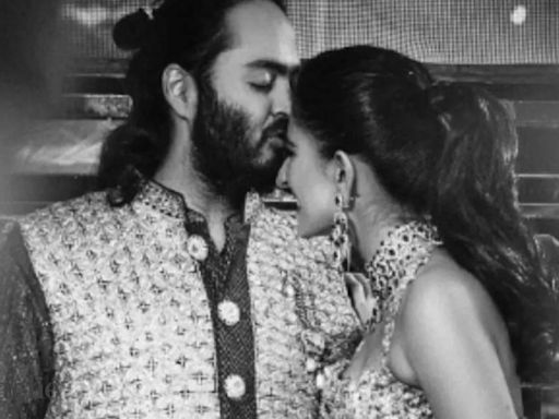 Anant Ambani-Radhika Merchant pre-wedding: Picture of groom kissing bride lovingly on forehead goes viral - The Economic Times