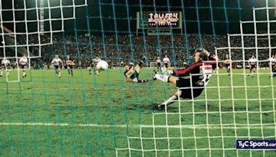 Por qué el VAR hubiese anulado el gol de Martín Palermo con las dos piernas a Platense