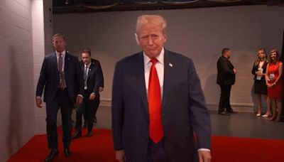 Donald Trump reaparece en público tras el intento de asesinato con la oreja vendada