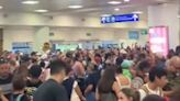 VIDEO Pasajeros del Aeropuerto de Cancún aprovechan apagón informático mundial para cantar “Cielito Lindo”