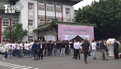 萬華角頭喪母「道上大咖」齊聚公祭 勞斯萊斯送行打頭陣