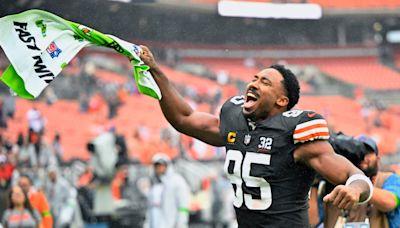 Here we go Brownies: Myles Garrett joins Browns fans in Muni Lot before game vs. Cowboys