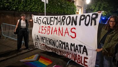 Centenar de personas muestran repulsa ante Embajada Argentina por asesinato de lesbianas