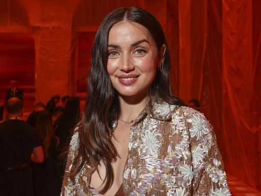 Ana de Armas deja a todos sin palabras con su vestido de transparencias en París