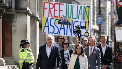 Vítores y cánticos para celebrar la victoria judicial de Assange