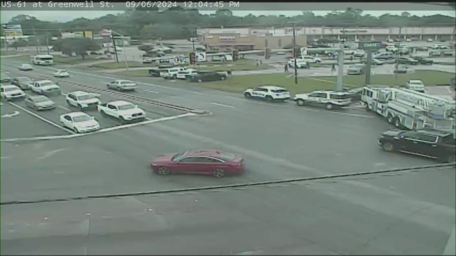 1 dead after car crashes into bank in Baton Rouge on Friday