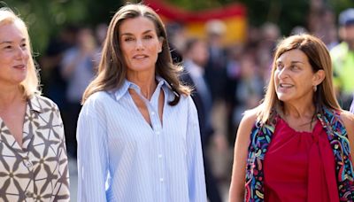 Letizia estrena su camisa más atrevida: escote con aberturas y diseño de Victoria Beckham