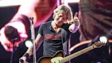 Keith Urban rocks the American Express, signs a fan's banjo