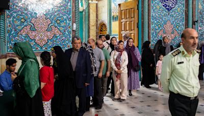 Facing Stark Choices, Iranians Vote in Competitive Presidential Runoff