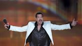 Lionel Richie intentó sobornar al piloto de su avión para que desafiara el mal tiempo