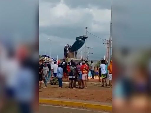 Videos: así fueron derribadas las estatuas de Hugo Chávez en varias regiones de Venezuela