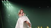El espectacular vestido blanco con el que Taylor Swift sorprendió al público de París para estrenar ‘The tortured poets department’