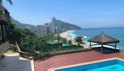 Com vista para cartão postal do Rio, mansão do diretor Wolf Maia hoje é espaço para eventos e festas; veja detalhes