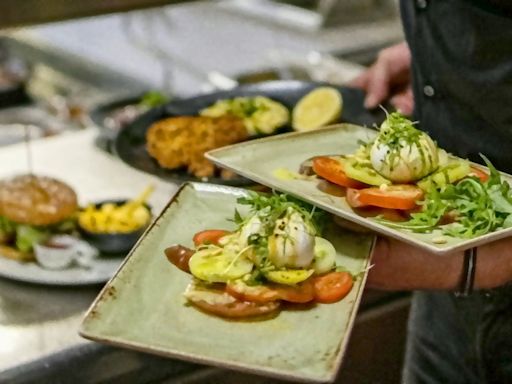 自助餐「一次攞晒成盤食物」唔算自私？網民激辯：餐廳有責任補菜