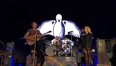 Coldplay convida Sabrina Carpenter para cantar "Magic" em show da banda. Veja!