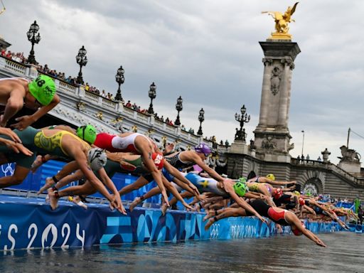 Triathlon féminin: les athlètes ont plongé dans la Seine pour la première épreuve des JO