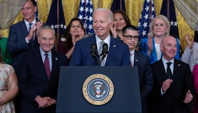 Biden apresenta medidas para regularizar situação de centenas de milhares de migrantes