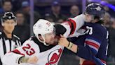 Batalla campal en un encuentro de hockey sobre hielo en el Madison Square Garden: cinco peleas simultáneas en dos segundos de juego