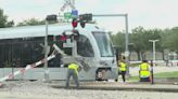 Varias personas terminan hospitalizadas tras el choque de un tren ligero contra una volqueta en Houston