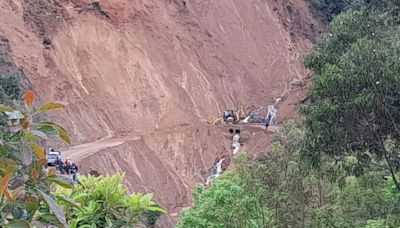Graban un impactante deslizamiento de tierra en la vía Pereira-Quibdó que bloqueó la carretera
