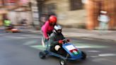 Familias dan vida a la tradicional carrera de los cochecitos sin motor en Bolivia