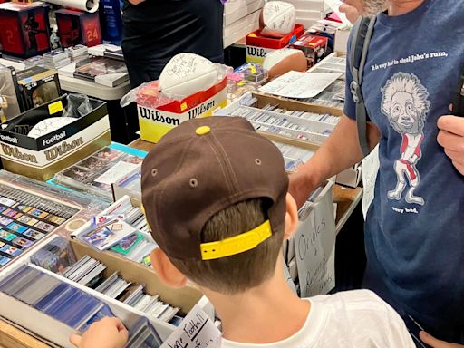 Sports fans hunt classic, current memorabilia in final days of National Sports Collectors Convention