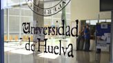 Una profesora sevillana denuncia que la Universidad de Huelva le impide acceder a una plaza bajando de categoría