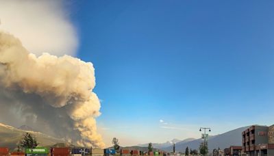 Jasper wildfire burns buildings, while poor air quality forces some fire crews out