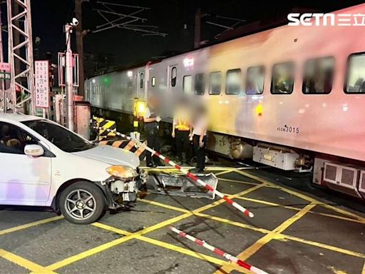 鬼遮眼？高雄轎車闖鐵軌...遭自強號「削頭」近3千名旅客受困75分鐘