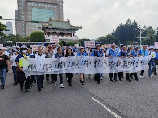 要SRF廠滾出桃科 藍委率千人總統府前抗議