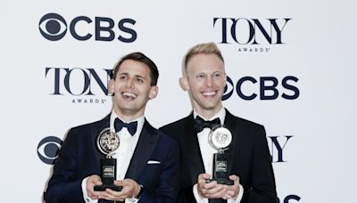 El dúo estadounidense Benj Pasek y Justin Paul entra en el club de los EGOT al ganar su primer Emmy