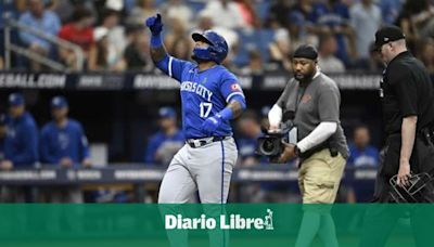 Nelson Velázquez aporta jonrón y doble en la victoria de Reales sobre Rays en 11 innings