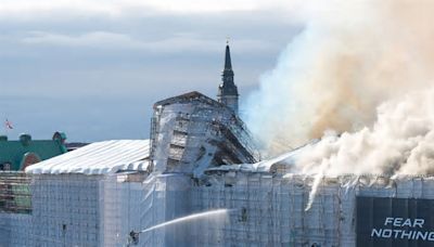Un incendio se desató en emblemático edificio de Dinamarca construido hace 400 años: "Es nuestro tesoro nacional"