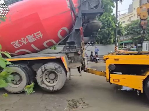 台泥高雄仁武廠泡水！混凝土預拌車淹過輪胎 出動大型拖吊車拉走│TVBS新聞網