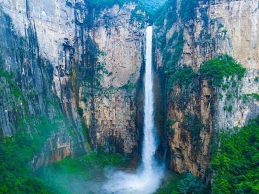 Cachoeira mais famosa da China viraliza após turistas descobrirem que atração é abastecida por tubulações