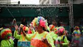 Bolivia celebra la 'Farándula de Pepinos' en medio de alegría y espuma en el carnaval