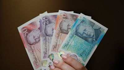 Entran en circulación los nuevos billetes británicos con la imagen de Carlos III