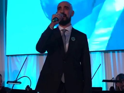 Abel Pintos brilló cantando el Himno Nacional en el Día de la Patria en la gala “Argentina, elijo creer”